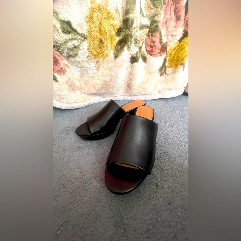 Black Sandel heels fits like size 9